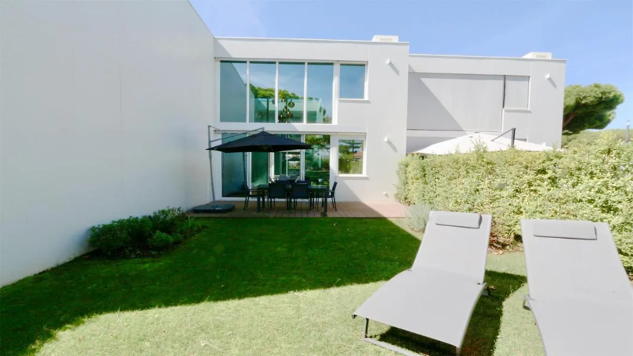 Holiday home Villa Miya: Marina-Adjacent Retreat with Pool and Clever Details Vilamoura