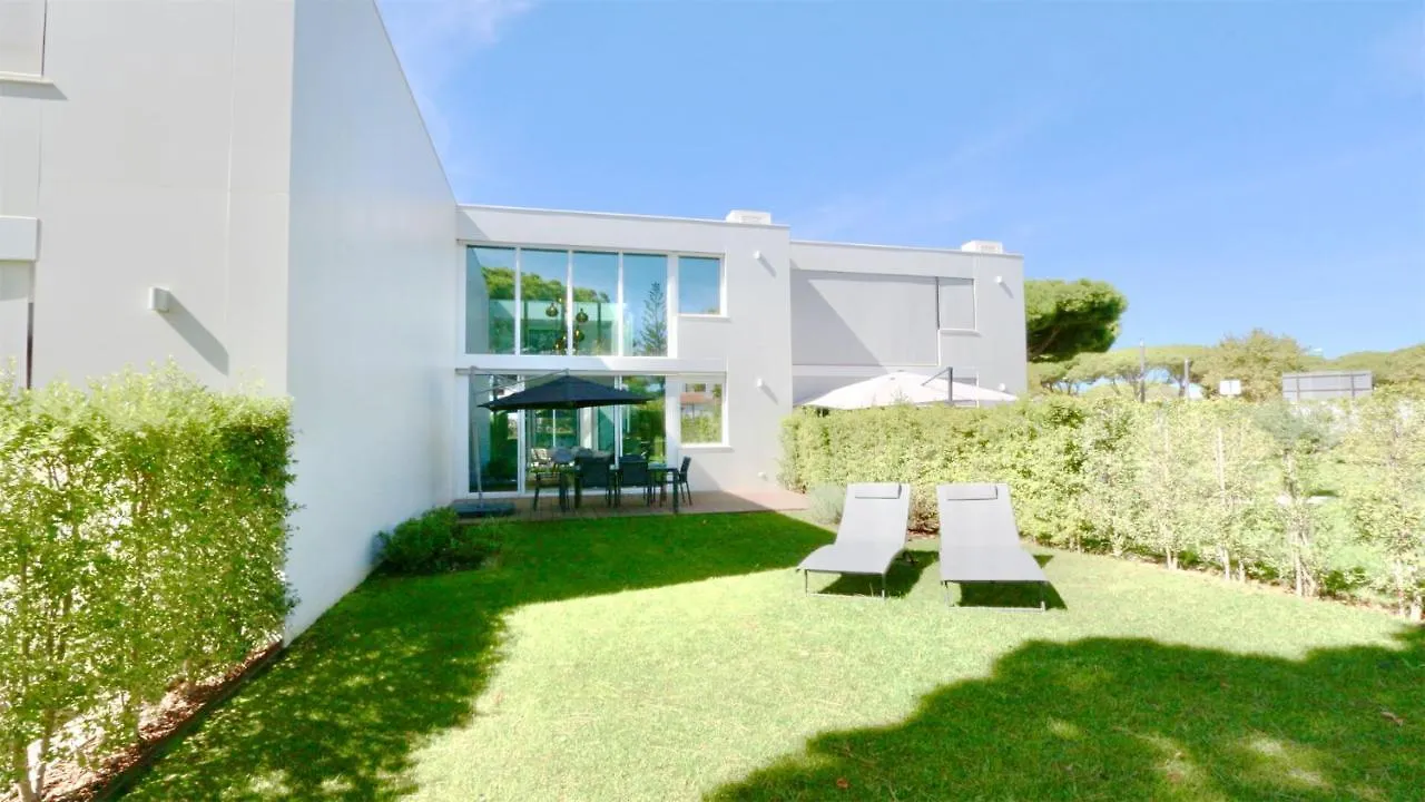 Villa Miya: Marina-Adjacent Retreat with Pool and Clever Details Vilamoura Holiday home