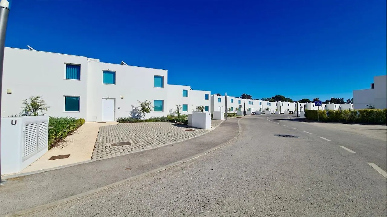Villa Miya: Marina-Adjacent Retreat with Pool and Clever Details Vilamoura Holiday home