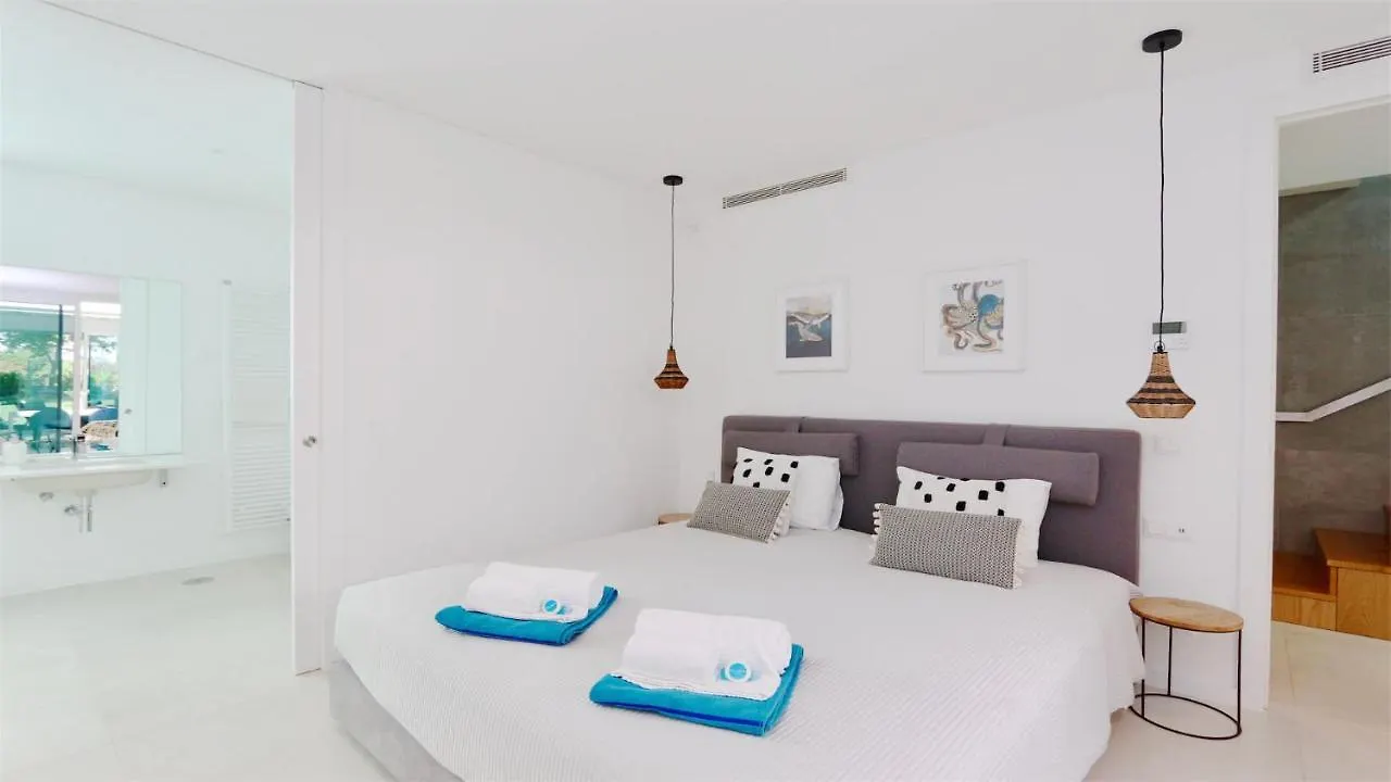 Villa Miya: Marina-Adjacent Retreat with Pool and Clever Details Vilamoura Holiday home
